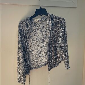 Hooded jacket with no closure